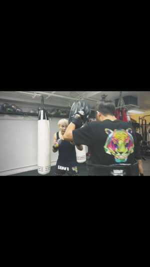 Justin Cheung Instagram - 有好幾年冇打拳，今次當然又係為咗角色再次執起拳套，而項目就係：泰拳。

今日只係第一日，要喚醒返啲肌肉動作記憶，訓練番啲基本功執下
姿勢，唔理咁多，操咗先講。

多謝教練 @jason_583 ，sponsored by @wdt_fightgear 🫶

#應承咗就要做 #都做咗咁多次啦得嘅 #day1