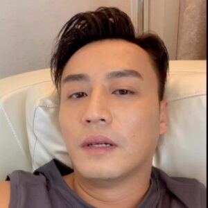 Justin Cheung Instagram - 見到一個病咗仲要開工嘅人，係真係需要特別照顧關心嘅…但我指病咗嗰個係我。

喺我諗住休息一陣嘅時候，我發覺身旁 @pinkybying 比我更加攰，一路聽住佢嘅鼻鼾我好心痛，最近佢夜晚真係多應酬，希望大家留個言支持下佢，加油啾咪🫶

#做服指真係好辛苦 #休息是為了走更長遠的路 #佢哋真係有做嘢架 #我係問咗其他人佢係咪唔舒服先跳嘅 #多謝pinky我藥都唔駛食就好返 #完美示範向權力不屈