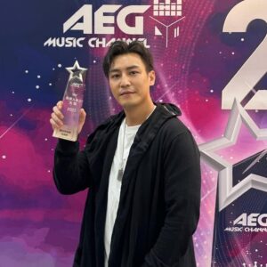 Justin Cheung Instagram - 賀🎊 《逃獄兄弟》系列於今晚舉行2022「AEG娛樂人氣王」頒獎禮中分別獲得 - 
「人氣網絡電影」
「人氣網絡角色」 譚耀文 飾「滾筒」
「矚目男演員」張建聲及栢天男🎉🎉🎉🎉🎉

監製伍健雄及黃子桓、導演麥浩邦、主演之一張建聲和栢天男今晚都特意出席是次頒獎禮，譚耀文因工作未能出席，但亦很感激投票支持的網民，特意拍了一條短片現場播放多謝大會頒贈獎項！🥰

想欣賞《逃獄兄弟》系列，現已於Disney+上架，大家千萬不要錯過！🙌🏻🙌🏻

@wongec1102 @ngkinhung @hopong_mak @tamyiumanpatrick @mr.adampak
