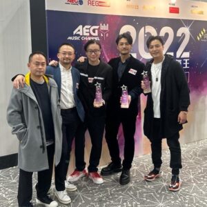 Justin Cheung Instagram - 賀🎊 《逃獄兄弟》系列於今晚舉行2022「AEG娛樂人氣王」頒獎禮中分別獲得 - 
「人氣網絡電影」
「人氣網絡角色」 譚耀文 飾「滾筒」
「矚目男演員」張建聲及栢天男🎉🎉🎉🎉🎉

監製伍健雄及黃子桓、導演麥浩邦、主演之一張建聲和栢天男今晚都特意出席是次頒獎禮，譚耀文因工作未能出席，但亦很感激投票支持的網民，特意拍了一條短片現場播放多謝大會頒贈獎項！🥰

想欣賞《逃獄兄弟》系列，現已於Disney+上架，大家千萬不要錯過！🙌🏻🙌🏻

@wongec1102 @ngkinhung @hopong_mak @tamyiumanpatrick @mr.adampak