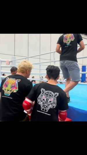 Justin Cheung Instagram - 見証住「細孖」由備戰到出台一刻，莫名感動，因為望住佢平時操練真係好甘好刻苦。

贏又好輸好，唔重要啦，因為過程賺晒，I’m so proud of you
@uncle___p 🫡，and respect to all fighters🥊

多謝師傅 @jason_583 俾我做拳手助手體驗一下。

今日之後，我都有問下自己：「點呀？想唔想上台打一次？」

Sponsored by @wdt_fightgear