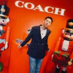 Kai-Yi Chang Instagram - 與 @coach 一起過聖誕。 超大聖誕樹、彩色的光屋、光雕秀… 都讓今年的聖誕節非常不一樣！！ 偷偷跟你們說：光屋裡頭還有這次新品喔。 讓我們一起溫暖過聖誕～ 巨型裝置只到「2024/01/02」 Photographer @peinnacam #coachholiday #coachny #coachtw #lifestyle #lifestyleblogger #actorslife 華山1914文化創意產業園區