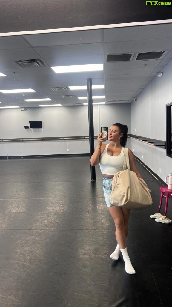 Kalani Hilliker Instagram - What’s in my Kare-free Karry all bag! 💚🫶🏼 exclusive drop available to shop by texting +1 (833) 600-1937 and to get 30% off! Deal only available to July 4th! #karebykalani