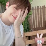 Kang Daniel Instagram - Thank you #kaws! Sry for late😿😸😸