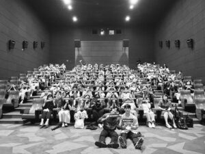 Kang Eun-bin Instagram - ‘블루밍’ 극장판으로 상영회까지 ! 가득 채워주셔서 너무나도 감사합니다🥺 블루밍 슬로건에 LOVE 떼창부터 소중한 질문들, 반응들 어느 하나 빠짐없이 너무 좋았어요. 행복한 하루 감사합니다 :) 💙
#블루밍 #바름이들