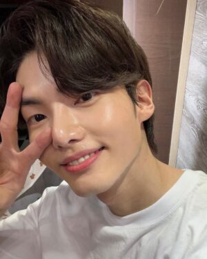 Kang Eun-bin Instagram - .
매우 행복한 작업들과
항상 감사한 마음들과
매사 감사함으로
더 노력할 강은빈