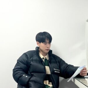 Kang Yoo-seok Instagram - 추워요❄️

#descente #데상트  #패딩