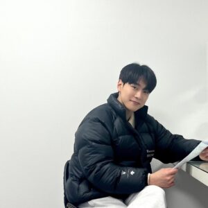 Kang Yoo-seok Instagram - 추워요❄️

#descente #데상트  #패딩