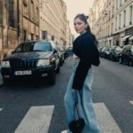 Kanika Kapoor Instagram - You didn’t believe me …… #parisdairies #parís #pfw2023 Assisted @purna02 #thatwingliner Skin prep @dr_marwaali