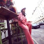 Kanika Kapoor Instagram - “I’m Living - I’m a Liver “ 🧸 ~Orry Thank you @octave999 for my tracks.. London, United Kingdom