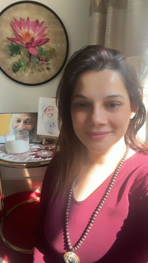 Kanika Maheshwari Instagram - Happy birthday Bhagwan #osho 
❤️❤️❤️❤️🙏🙏🙏
I am so fortunate to be your sanyasi #gratitude #bhagwan 
Guru ❤️you changed my life ! 

Thanks @swamianandarun for giving me blessings and showing me a state of peace !
@ritikact_11 you are my soul sister 
Thanks for being there and I know together forever we are there for each other ! #friendship #live #freedom