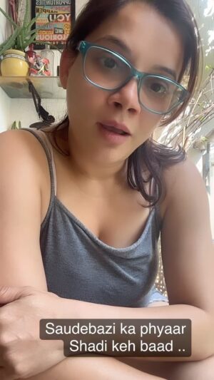 Kanika Maheshwari Instagram - Saudebaazi ka pyaar shaadi ke baad🥲

#funnyvideos #comedy #fun #reels #videos #comedyvideos #funny #reelskarofeelkaro #reelsinstagram #funnyreels #comedyreels #fun #smile #laugh #laughter #reels #reelitfeelit #comedyvideo #funnyvideo #funnyaudios #havingfun😄 #kanikamaheshwari