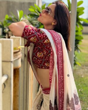 Kanika Maheshwari Instagram - सुंदरता आकर्षित करती है.. मगर प्रेम का आधार नहीं है। लेकिन प्रेम सौंदर्य का आधार है, प्रेम में हर चीज सुंदर हो जाती है.. जिससे भी तुम्हें प्रेम होगा उसमें ही तुम्हें सौंदर्य दिखाई देगा

#osho #love #oshoquotes #cool #saree #sunglasses #nature #outside #beauty #happy #happiness #photooftheday #lovemyself #red #white #sareelove #sareelover #fashion #sunglass #coolness #chic #awesome #kanikamaheshwari