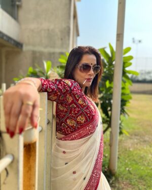 Kanika Maheshwari Instagram - Coolness level: Saree chic! 😎🌺

#cool #saree #sunglasses #nature #outside #beauty #happy #happiness #photooftheday #lovemyself #red #white #sareelove #sareelover #fashion #sunglass #coolness #chic #awesome #kanikamaheshwari