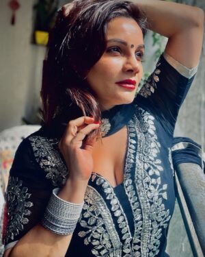 Kanika Maheshwari Instagram - We are all museums of love, showcasing the artistry of our hearts and the beautiful stories etched within. 💖🏛️

#black #sunlight #beautiful #blessed #love #indiansuit #smile #sun #photooftheday #happy #style #photography #picoftheday #fashion #lifeisgood #life #beauty #makeup #kanikamaheshwari