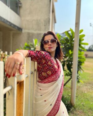Kanika Maheshwari Instagram - सुंदरता आकर्षित करती है.. मगर प्रेम का आधार नहीं है। लेकिन प्रेम सौंदर्य का आधार है, प्रेम में हर चीज सुंदर हो जाती है.. जिससे भी तुम्हें प्रेम होगा उसमें ही तुम्हें सौंदर्य दिखाई देगा

#osho #love #oshoquotes #cool #saree #sunglasses #nature #outside #beauty #happy #happiness #photooftheday #lovemyself #red #white #sareelove #sareelover #fashion #sunglass #coolness #chic #awesome #kanikamaheshwari