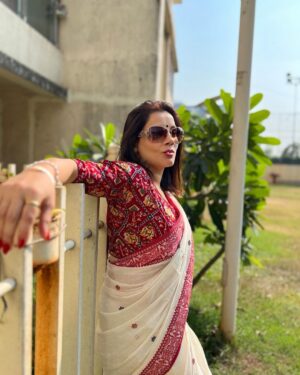 Kanika Maheshwari Instagram - सुंदरता आकर्षित करती है.. मगर प्रेम का आधार नहीं है। लेकिन प्रेम सौंदर्य का आधार है, प्रेम में हर चीज सुंदर हो जाती है.. जिससे भी तुम्हें प्रेम होगा उसमें ही तुम्हें सौंदर्य दिखाई देगा

#osho #love #oshoquotes #cool #saree #sunglasses #nature #outside #beauty #happy #happiness #photooftheday #lovemyself #red #white #sareelove #sareelover #fashion #sunglass #coolness #chic #awesome #kanikamaheshwari