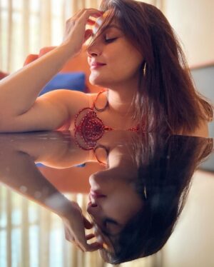 Kanika Maheshwari Instagram - slowly falling in love with this perspective of myself💗

#lovemyself #mirror #myself #love #happy #happiness #blessed #blessings #perspective #kind #smile #beautiful #beauty #life #livinglife #healingtime #selfcare #selflove #relax #kanikamaheshwari