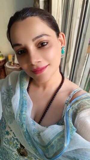 Kanika Maheshwari Instagram - Namaste, Instagram family! 🌺 

Aaj main lekar aayi hoon ek khaas kahani, ek aam stri ki zindagi ki kahani, jiska mann chhupa hua hai, magar jo har stri ke dil ki gehraaiyon se juda hai. 💖✨
“Stri ke mann ki baat koi nahi jan sakta,” lekin aaj main apni kahani se lekar aayi hoon, jisse saabit hota hai ki stri ke mann mein akhir chalta gaya hai. 🌈💪

Dosto, kaisi lagi yeh kahani? Mujhe zaroor batayein aur apne thoughts share karein! 

 #KanikaKiKahani aur hum milke saath chalein iss safar mein! 🌟💖✨

Don’t forget to like, comment, share and subscribe to my channel.

#life #lifestyle #storytime #strikemannkibaat #selfdiscovery #SelfLoveJourney #selflove #loveyourself #KanikaMaheshwari #HappinessWithin #smile #love  #mondaymotivation #mondaystory #lifecoach #storytime #happiness