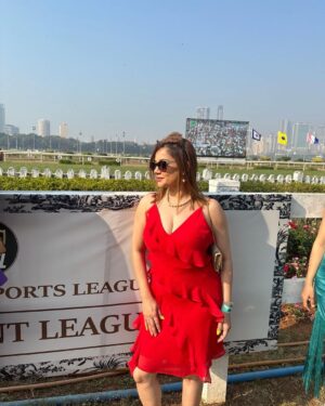 Kanika Maheshwari Instagram - Never let go of the chance of experiencing new things in your life,
As learning is a part of an actor’s life…

Felt like a child when I went to see derby 
Thanks to @nidhimihirpr @hpslofficial @rwitcmumbai 
For inviting and making a good memory✨

#horserace #race #horseriding #event #memory #good #fun #experience #new #horses #racing #heels #reddress #red #beautiful #lookinggood #feelingbeautiful #kanikamaheshwari