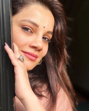 Kanika Maheshwari Instagram - Once you have started seeing the beauty of life, ugliness starts disappearing. If you start looking at life with joy, sadness starts disappearing.
~ Osho

#osholovers #love #osho #life #god #faith #faithoverfear #godbless #blessings #blessed #love #peace #believer #bekind #beautiful #peaceful #peaceofmind #lifelessons #lifecoach #lifecoachinglessons #smile #god #godisgood #blessings #lifeisgood #faithful #kanicamaheshwari