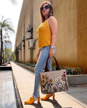 Kanika Maheshwari Instagram - Falling head over heels for the Garden Tote Bag – a handmade masterpiece crafted with jute, cotton, and a touch of magic. Style meets sustainability in every stitch. 🌿👜✨

Bag: Garden Tote Bag from @dhaaga_life 

#handmade #handmadewithlove #handmadebag #handmadebags #love #style #fashion #dhaagalife #heels #sunglasses #yellow #brown #blue #beauty #comfortable #beautiful #feelinggood #lifestyle #fashionstyle #photooftheday #kanikamaheshwari