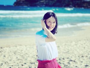 Kaoru Okunuki Instagram - .

海で着たのはatelierA×TOGAのコラボTシャツ

友人が主催している縁から長く参加している、アトリエエー。
ダウン症や自閉症の子どもたちと絵を描いたり、おしゃべりをしたり。年齢も職業も多種多様のゆるやかなコミュニティです。
20周年を記念して、メンバーの作品をTOGAがこんなに可愛いTシャツに仕立ててくれました。
