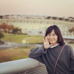 Kaoru Okunuki Instagram - . SPITZ JAMBOREE TOUR ’23-’24 “HIMITSU STUDIO” 掛川のエコパアリーナで スピッツのライブを観てきました これを"推し活"というのなら 私はその言葉が生まれる何十年も前から活動してる！ まだインターネットも普及していない頃 ひたすら電話をかけたり 売り場に並んでライブのチケットを取って CDも今のようにポチッと買えなかったし あの頃のスピッツはまだ どこのお店にも入荷するようなアーティストではなかったから 実家近くのレコード屋さんに注文して発売日を待っていた (おまけにポスターやポップをもらったりして) スピッツがたくさんの人に知られるようになったとき 「奥貫さん、スピッツが売れてよかったね！」 と、心から喜んで声をかけてくれた あのレコード屋さんのおじさんの顔を 今でもときどき思い出す お店はいつの間にかなくなってしまったけれど お元気でいらっしゃるといいな 私は、今日も元気です あれからもずっとスピッツが好きで 「今年はアルバムのCMにも出られたんですよ」 って、報告したい