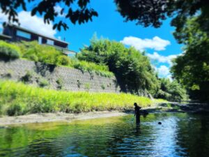 Kaoru Okunuki Instagram - .

倫子さんの写真でいつも見ていた、特別な川
私もざぶざぶとその中に入ってみたら
倫子さんの物語の登場人物になれたような気がして
なんだかうれしかった
素敵な夏の想い出をありがとう
@rinkokawauchi
