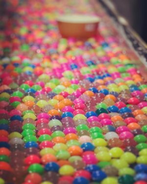 Kaoru Okunuki Instagram - .

あっちのお店　
こっちのお店
うろうろきょろきょろしながら
目をかがやかせて

スーパーボールをすくうだけで
あんなにうれしそうで

きっと今だけのことなのだから

あと一回だけね
もう帰るよ

なんて言わないで
もう少し待っていてあげたらよかったな

もっと小さな頃の公園遊びも

そろそろ帰ろう
早く帰ろう　

って、切り上げないで
とことん付き合ってあげればよかった

ときどきそんなことを思っては
泣きたくなる