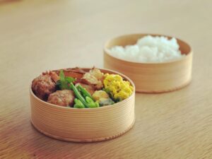 Kaoru Okunuki Instagram - .

昨夜は知人のお宅にお呼ばれして、美味しいディナーをごちそうになり、お弁当用にとおかずもいただいてしまった。
かぼちゃサラダはそのうちの一品。
それだけで、支度がうんと楽になります。

お散歩がてら駅まで送り、朝日小学生新聞に連載中の「武者ムシャ戦国野菜」の話をしながら、トマト姫はわがままだ、とか、二人でけらけら笑って。平凡だけど、幸せな金曜日の朝でした。

thanks to maki & iriesan