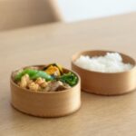 Kaoru Okunuki Instagram - . 今日はわっぱ弁当。 冬場は暖飯器があるのでアルミのお弁当箱を使っているのだけれど、お弁当バッグごと学校に忘れてきたので、久しぶりに◯ 小学生のお弁当もあと少し。 #鶏と厚揚げのハンバーグ #トマトと卵の中華炒め #かぼちゃの煮物 #切り干し大根 #大根葉のごま油炒め #スナップえんどう #ひき肉オムレツ #エリンギのバター醤油炒め #さつまいも #ひじき煮 #切り干し大根 #スナップえんどう