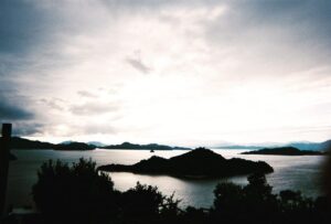 Kaoru Okunuki Instagram - .

修学旅行に出かけた広島で
息子が撮ってきた写真
あの子はこんなふうに世界を見つめているんだなぁ

フィルムの写真ってやっぱり素敵

#写ルンです