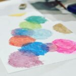 Kaoru Okunuki Instagram - . アトリエ・エー @atelier_a2003 という、ダウン症や自閉を持つ子どもたちとのお絵描き教室に、かれこれ17年近く参加しています。 主催しているのは友人である、赤荻徹さん・洋子さん夫妻。 そのアトリエ・エーの活動も、今年でなんと20周年！ ひとつのことを続けることの大変さを想像すると頭が下がる思いですが、どんな時も変わらぬスタンスで、私たちを待ち受けてくれる。ほんとうに尊いことです。 この日は、 KOKUYO SUMMER FES 2023×アトリエ・エー　 というイベントで、いつもの場所を飛び出して 品川のKOKUYO本社におじゃましました。 初参加のみなさんには楽しんでもらえたでしょうか。 私たちは、いつも通りに楽しかったです。 KOKUYOの透明クレヨンや蛍光クレヨンを使わせてもらい、 子どもたちの作品は、いつにも増してカラフルに仕上がっていました。 "子ども"だったメンバーも流れる年月の中で当たり前に大人になり、それぞれに働き、夜は晩酌を楽しんでいる、なんていうことをうれしそうに話してくれる子も。 ゆるやかなコミュニティの中にまさに多様な世界がある、このアトリエ・エーが、私は大好きです。