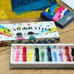 Kaoru Okunuki Instagram - . アトリエ・エー @atelier_a2003 という、ダウン症や自閉を持つ子どもたちとのお絵描き教室に、かれこれ17年近く参加しています。 主催しているのは友人である、赤荻徹さん・洋子さん夫妻。 そのアトリエ・エーの活動も、今年でなんと20周年！ ひとつのことを続けることの大変さを想像すると頭が下がる思いですが、どんな時も変わらぬスタンスで、私たちを待ち受けてくれる。ほんとうに尊いことです。 この日は、 KOKUYO SUMMER FES 2023×アトリエ・エー　 というイベントで、いつもの場所を飛び出して 品川のKOKUYO本社におじゃましました。 初参加のみなさんには楽しんでもらえたでしょうか。 私たちは、いつも通りに楽しかったです。 KOKUYOの透明クレヨンや蛍光クレヨンを使わせてもらい、 子どもたちの作品は、いつにも増してカラフルに仕上がっていました。 "子ども"だったメンバーも流れる年月の中で当たり前に大人になり、それぞれに働き、夜は晩酌を楽しんでいる、なんていうことをうれしそうに話してくれる子も。 ゆるやかなコミュニティの中にまさに多様な世界がある、このアトリエ・エーが、私は大好きです。