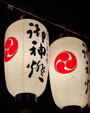 Kaoru Okunuki Instagram - .

多賀大社の万灯祭
端正に飾られた提灯が
境内を彩っていました

秋の運動会で踊る
岩手に伝承される民舞の七頭舞
その保存会のみなさんが
たまたま多賀に遠征に来られていて
学校で指導をしていただいているレジェンドにも会えて
息子は大喜び！

定点観測のこの場所で
またひとつ想い出がふえました