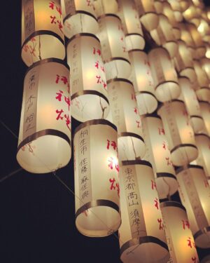 Kaoru Okunuki Instagram - .

多賀大社の万灯祭
端正に飾られた提灯が
境内を彩っていました

秋の運動会で踊る
岩手に伝承される民舞の七頭舞
その保存会のみなさんが
たまたま多賀に遠征に来られていて
学校で指導をしていただいているレジェンドにも会えて
息子は大喜び！

定点観測のこの場所で
またひとつ想い出がふえました