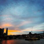 Kaoru Okunuki Instagram - . Circular Quay の夕暮れ 30年前に訪れたときよりも ずっと楽しい旅で この街が好きになった 国民の半数以上が移民だという 寛容なこの国の在り様は きっと当時も同じで 私のほうが変わったのだろう 人生をふりかえってみれば あちこちでつまずいてばかり 恥ずかしいことも情けないこともたくさんあるけれど 今ここでこんなに美しい空を眺めることができるなら すべてはパーフェクト
