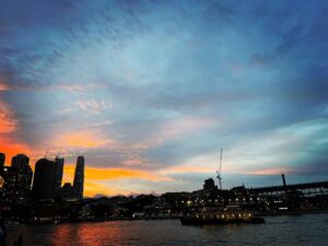 Kaoru Okunuki Instagram - .

Circular Quay の夕暮れ

30年前に訪れたときよりも
ずっと楽しい旅で
この街が好きになった
国民の半数以上が移民だという
寛容なこの国の在り様は
きっと当時も同じで
私のほうが変わったのだろう

人生をふりかえってみれば
あちこちでつまずいてばかり
恥ずかしいことも情けないこともたくさんあるけれど
今ここでこんなに美しい空を眺めることができるなら
すべてはパーフェクト