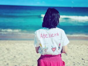 Kaoru Okunuki Instagram - .

海で着たのはatelierA×TOGAのコラボTシャツ

友人が主催している縁から長く参加している、アトリエエー。
ダウン症や自閉症の子どもたちと絵を描いたり、おしゃべりをしたり。年齢も職業も多種多様のゆるやかなコミュニティです。
20周年を記念して、メンバーの作品をTOGAがこんなに可愛いTシャツに仕立ててくれました。