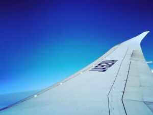 Kaoru Okunuki Instagram - .

飛行機に乗る時
気づくといつも
翼のあたりの席を指定している
離陸や着陸時に
翼がパタパタしているのを見るのが好き
あの部分をエルロンというらしい