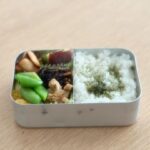 Kaoru Okunuki Instagram - . 今日はわっぱ弁当。 冬場は暖飯器があるのでアルミのお弁当箱を使っているのだけれど、お弁当バッグごと学校に忘れてきたので、久しぶりに◯ 小学生のお弁当もあと少し。 #鶏と厚揚げのハンバーグ #トマトと卵の中華炒め #かぼちゃの煮物 #切り干し大根 #大根葉のごま油炒め #スナップえんどう #ひき肉オムレツ #エリンギのバター醤油炒め #さつまいも #ひじき煮 #切り干し大根 #スナップえんどう