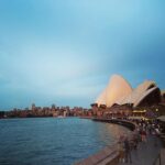 Kaoru Okunuki Instagram - . Circular Quay の夕暮れ 30年前に訪れたときよりも ずっと楽しい旅で この街が好きになった 国民の半数以上が移民だという 寛容なこの国の在り様は きっと当時も同じで 私のほうが変わったのだろう 人生をふりかえってみれば あちこちでつまずいてばかり 恥ずかしいことも情けないこともたくさんあるけれど 今ここでこんなに美しい空を眺めることができるなら すべてはパーフェクト