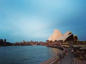 Kaoru Okunuki Instagram - .

Circular Quay の夕暮れ

30年前に訪れたときよりも
ずっと楽しい旅で
この街が好きになった
国民の半数以上が移民だという
寛容なこの国の在り様は
きっと当時も同じで
私のほうが変わったのだろう

人生をふりかえってみれば
あちこちでつまずいてばかり
恥ずかしいことも情けないこともたくさんあるけれど
今ここでこんなに美しい空を眺めることができるなら
すべてはパーフェクト