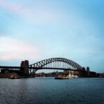 Kaoru Okunuki Instagram - . Circular Quay の夕暮れ 30年前に訪れたときよりも ずっと楽しい旅で この街が好きになった 国民の半数以上が移民だという 寛容なこの国の在り様は きっと当時も同じで 私のほうが変わったのだろう 人生をふりかえってみれば あちこちでつまずいてばかり 恥ずかしいことも情けないこともたくさんあるけれど 今ここでこんなに美しい空を眺めることができるなら すべてはパーフェクト