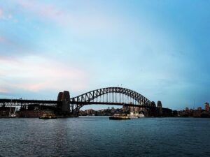 Kaoru Okunuki Instagram - .

Circular Quay の夕暮れ

30年前に訪れたときよりも
ずっと楽しい旅で
この街が好きになった
国民の半数以上が移民だという
寛容なこの国の在り様は
きっと当時も同じで
私のほうが変わったのだろう

人生をふりかえってみれば
あちこちでつまずいてばかり
恥ずかしいことも情けないこともたくさんあるけれど
今ここでこんなに美しい空を眺めることができるなら
すべてはパーフェクト