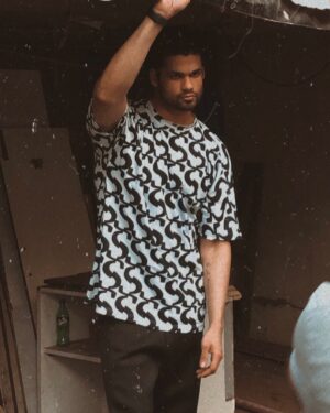 Karan Kapadia Instagram - 🧥- @priyaaa24 assisted by @bhatiapankti_ 
✍️- @vishu.raj.put
🧔🏻- @vikramaj85_hair