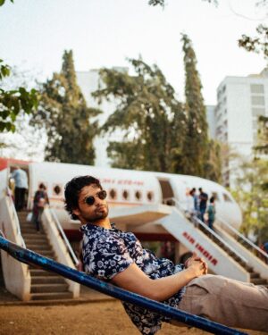 Karan Kapadia Instagram - 📸 - @bharat_rawail 
🧥- @priyaaa24 assisted by @bhatiapankti_ 
✍️- @vishu.raj.put
🧔🏻- @vikramaj85_hair