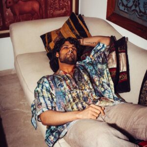 Karan Kapadia Instagram - 📸 - @bharat_rawail 
🧥- @priyaaa24 assisted by @bhatiapankti_ 
✍️- @vishu.raj.put
🧔🏻- @vikramaj85_hair