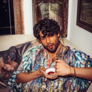 Karan Kapadia Instagram - 📸 - @bharat_rawail 
🧥- @priyaaa24 assisted by @bhatiapankti_ 
✍️- @vishu.raj.put
🧔🏻- @vikramaj85_hair